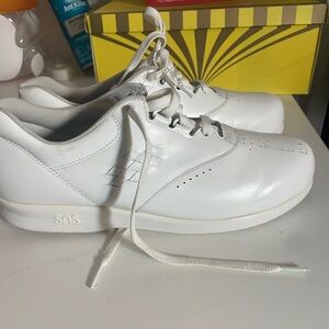 SAS White Athletic Shoes Minimalist Design